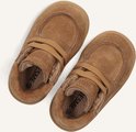 Bruine suède Shoesme sneakers, van bovenaf gezien, met veters en logo op de binnenzool.