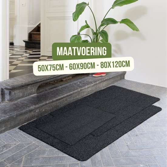 Twee zwarte mats op een stenen trap, maten 50x75cm, 60x90cm, 80x120cm.
