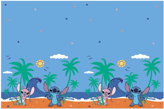 Een blauw tafelkleed met een tropisch strand tafereel met Stitch en Angel onder palmbomen met golven en sterren.