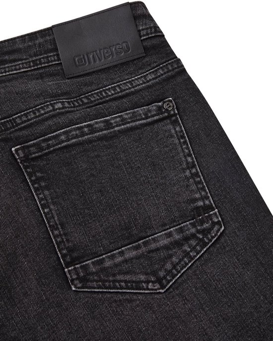 Achterkant van een zwarte jeans van Riverso met een leren logo-patch.
