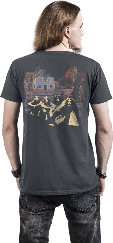 T-shirt gris foncé avec au dos la pochette de l'album Black Sabbath : un groupe d'hommes assis devant une maison.