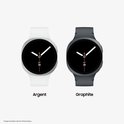 Twee Samsung Galaxy Watches, zilver met wit bandje en grafiet met donkergrijs bandje, beide met zwart scherm waarop SAT 28 wordt weergegeven.