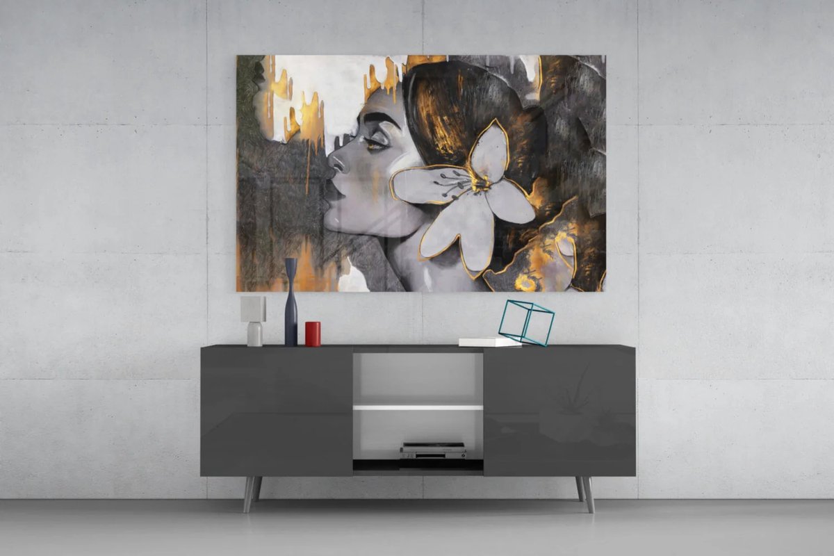 Glasschilderij Vrouw met Bloem – Modern Abstract Kunst met Goud en Zwart – Luxe Wanddecoratie - 90x60 cm