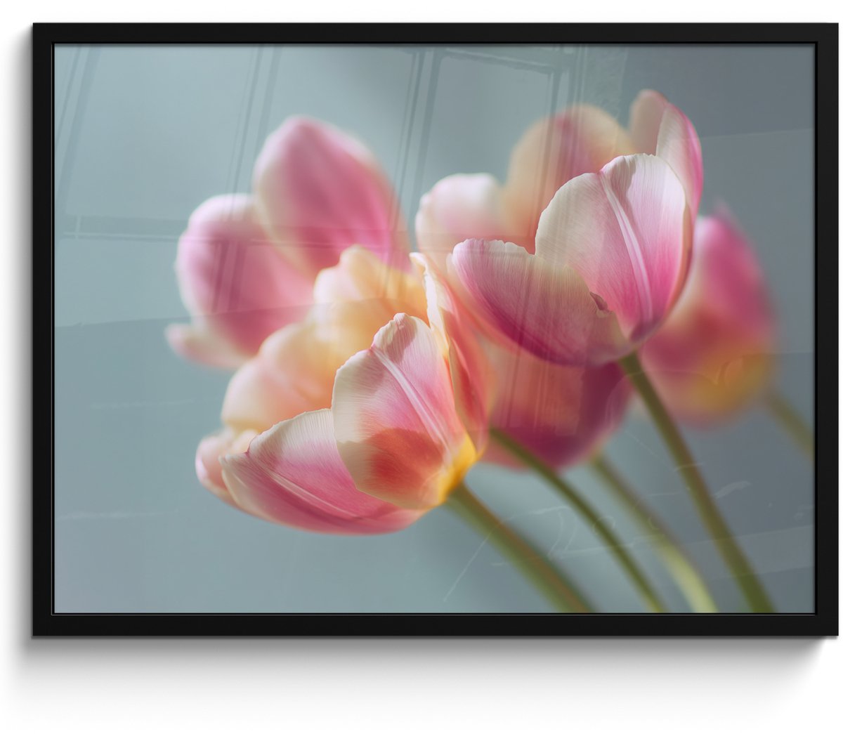 FrameYourWall Poster in lijst - Fotolijst 80x60 cm - Posters - Tulpen - Roze - Stelen - Posterlijst zwart - Decoratie - Wanddecoratie woonkamer - Muurdecoratie slaapkamer