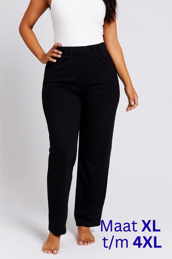 Model met zwarte joggingbroek met wijde pijpen en een witte top. Maten XL t/m 4XL.