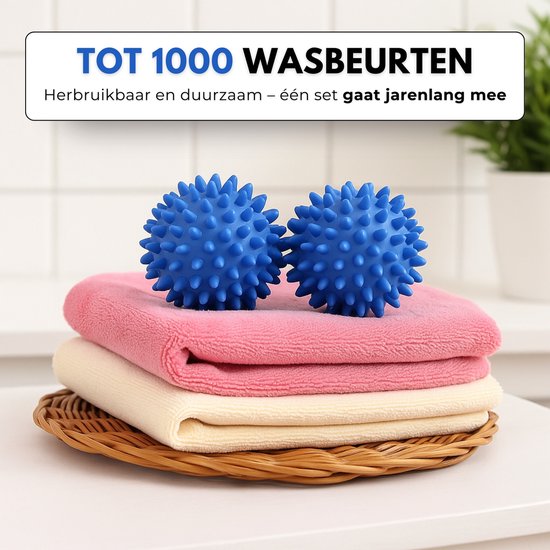 Deux boules de séchage bleues et hérissées sur des serviettes empilées roses et crème.