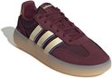 Bordeauxrode sneaker met beige en blauwe strepen, beige zool.