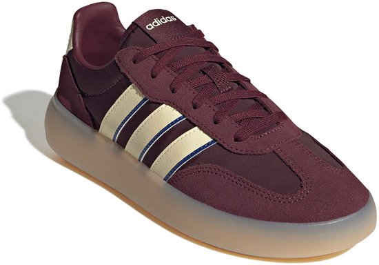 Bordeauxrode sneaker met beige en blauwe strepen, beige zool.