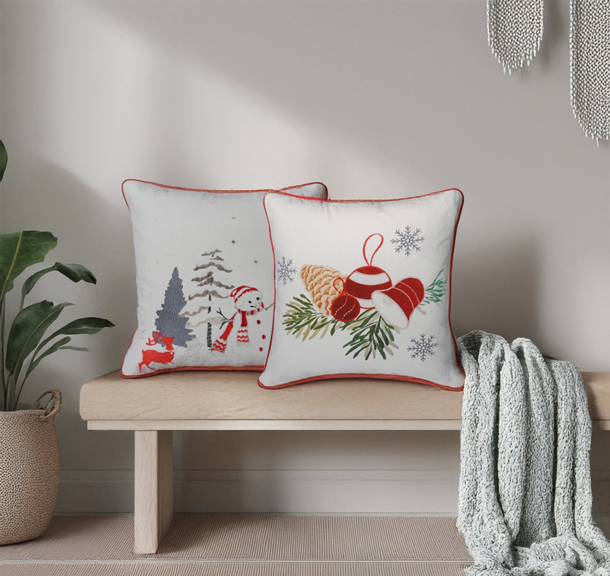 Kerstkussen Set van 2 Kussenhoezen incl. Gratis Kussenvulling - Kerst Kussenhoes - Vierkant Kussenhoesjes - Kerstkussens met Wintertafereel Borduurwerk - 45x45 cm - 100% Katoen - Voor Binnen - Wit & Rood – foto 4