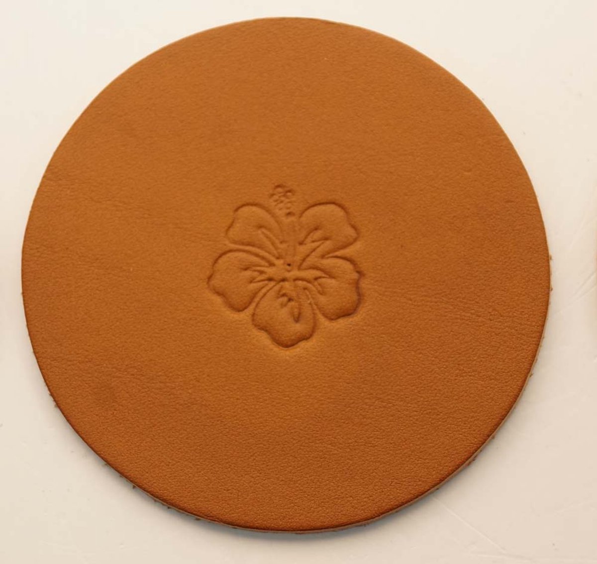 Beige leren onderzetters bloem viool set van 6 stuks - leuke bloemen onderzetters - mooie viooltjes onderzetters - dames onderzetters - fleurige onderzetters - lederen onderzetters van natuurlijke materiaal - 100% leren onderzetters bloemen