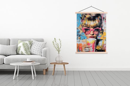 Posterhanger incl. Poster 87x120 cm - Schoolplaat - Zonnebril - Vrouw - Kleurrijk - Verfspetters - Textielposter - Blanke latten