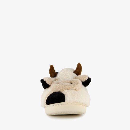 Achterkant van een witte pantoffel met zwarte vlekken, bruine hoorns en een zachte vacht.