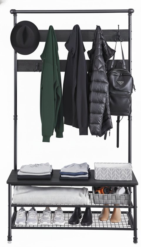 Zwarte kapstok met groene en zwarte kleding, een zwarte jas, een zwarte rugzak en schoenen.