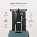 Zwarte NOHRD rugzak met kofferband, bevestigd aan een koffer.