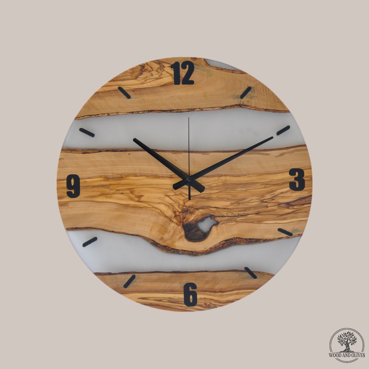 Wood and Olives - Olijfhouten Wandklok met Epoxy - Transparant - Stille Grote Wandklok - 50 cm