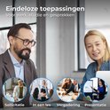 Collage van vier kleine ronde afbeeldingen: sollicitatie, les, vergadering en presentatie, met een zilverkleurige usb-stick vooraan.