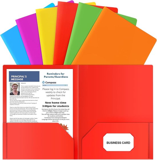 Un dossier orange, déplié, avec une lettre d'information du directeur à gauche et un espace pour carte de visite à droite. Le dossier est entouré de dossiers colorés.