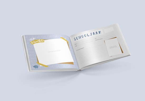 Open schoolfotoboek met blauwe achtergrond. Eén pagina heeft 'Mijn Schoolfoto' en een kader, de andere 'SCHOOLJAAR' met schrijfruimte.