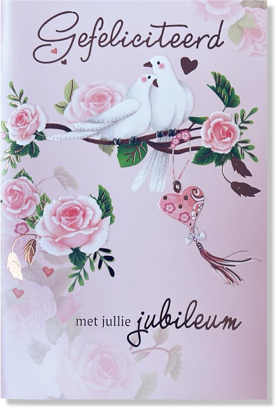 Gefeliciteerd met jullie jubileum! Kaart met twee witte duiven, roze rozen en een hartvormige hanger.