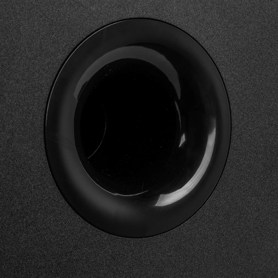 Close-up van de ronde basspoort van de zwarte subwoofer.