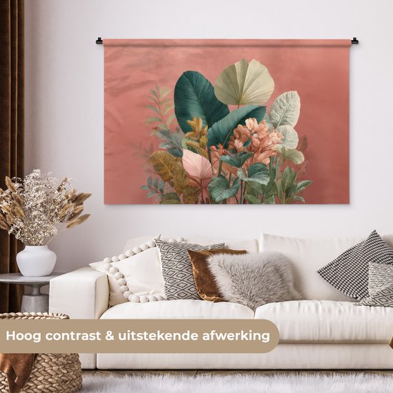 Wandkleed met tropische bladeren in roze en groen, hangend boven een witte bank.