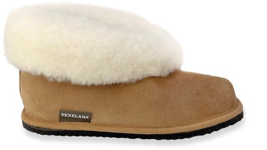 Bruine Texelana pantoffel met omgeslagen witte schapenvacht kraag en suède buitenkant.