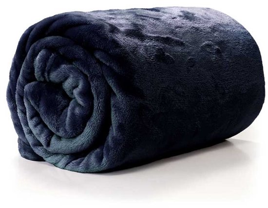 Donkerblauwe plaid met een subtiel reliëfpatroon, opgerold.