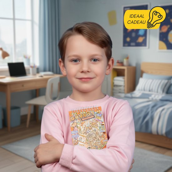 Een jongen met een roze shirt staat in een slaapkamer en houdt een stickerboek met capybara-thema vast. Op de achtergrond is een bureau en een bed te zien.