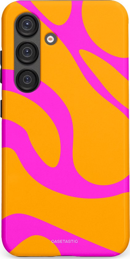 Telefoonhoesje met een oranje achtergrond en roze golvende lijnen, met camerablok.