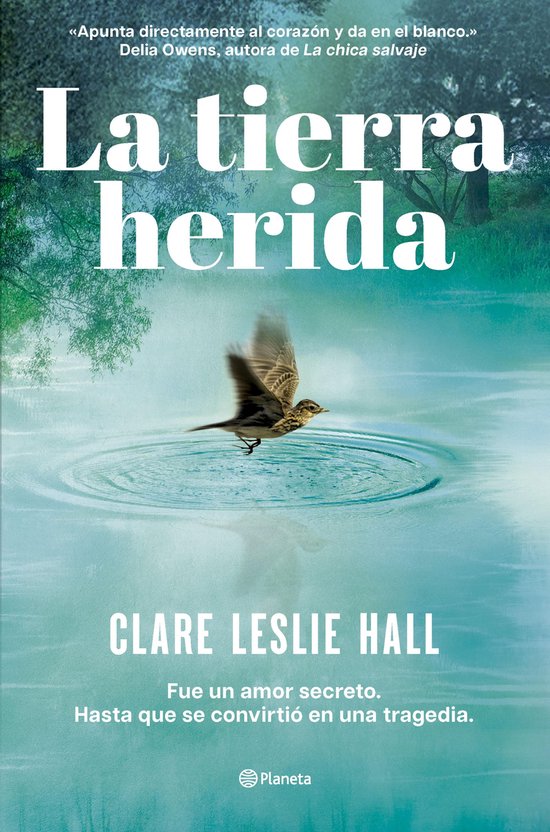 Couverture du livre 'La tierra herida' avec un oiseau volant au-dessus de l'eau. Texte : 'La tierra herida' par Clare Leslie Hall.