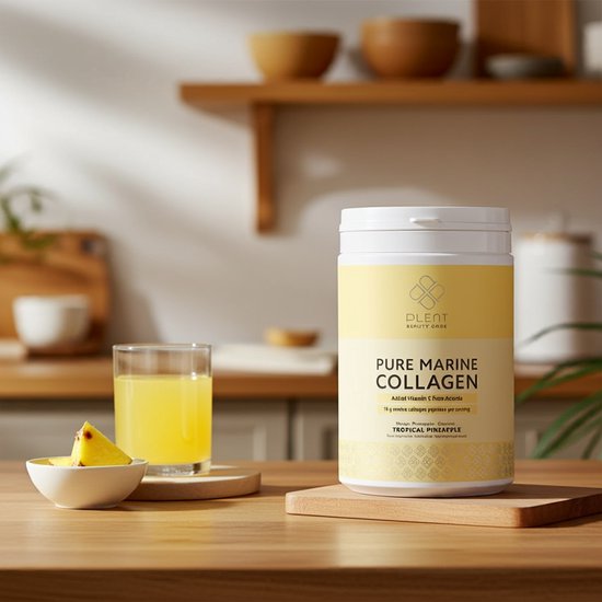 Pot "PURE MARINE COLLAGEN Tropical Pineapple" op houten plank, met glas sap en ananas.