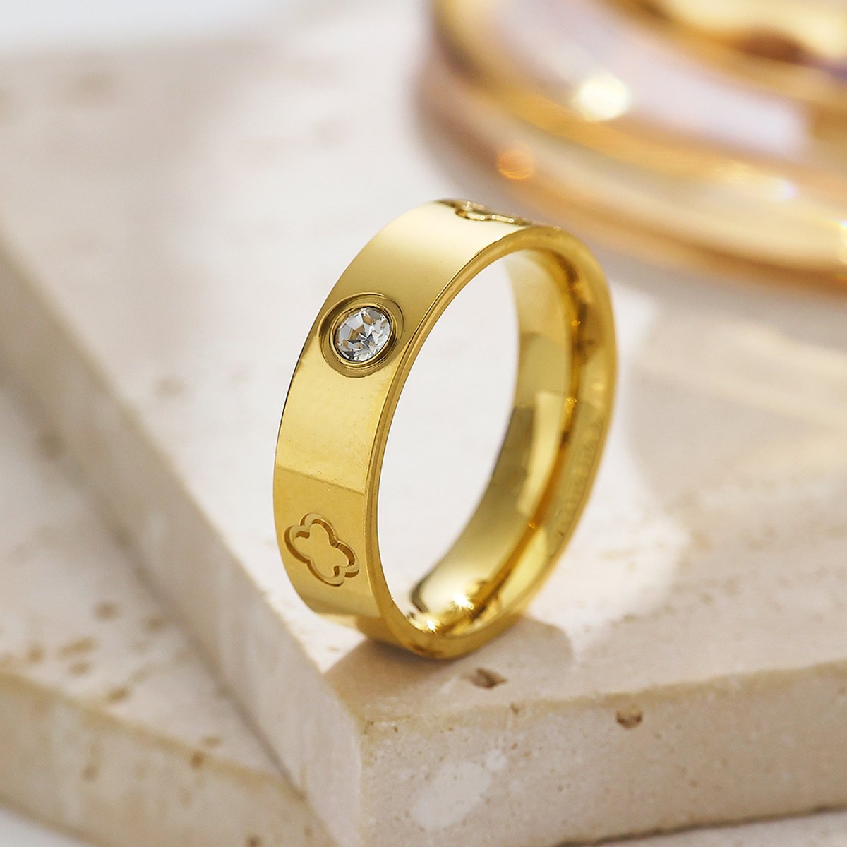 Glintweave – Roestvrijstalen Ring met Klavergravure en Zirkonia – 18K Verguld – Dames – Goud – Maat 55
