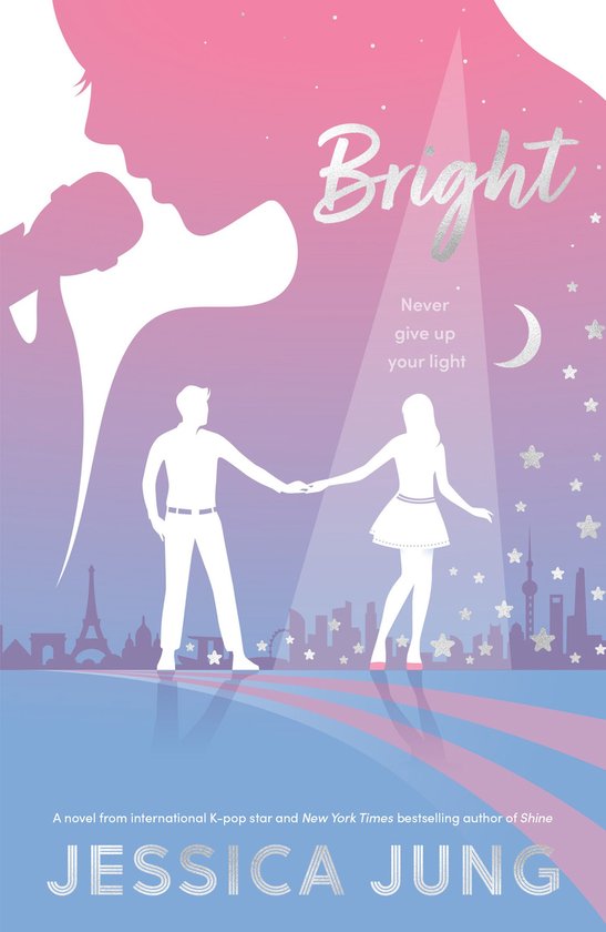 Boek kaft met de titel 'Bright'. Silhouetten van een zingende vrouw en een dansend koppel tegen een achtergrond van steden en sterrenhemel.