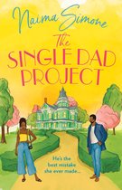 Boekhoes: Naima Simone The Single Dad Project. Een vrouw met een gele top en blauwe broek staat links, een man in een blauw colbert met een witte shirt staat rechts. Een groen huis met bomen op de achtergrond.