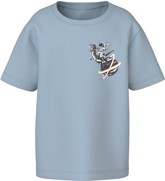 Lichtblauw T-shirt met korte mouwen en kleine opdruk van een astronaut op een planeet.