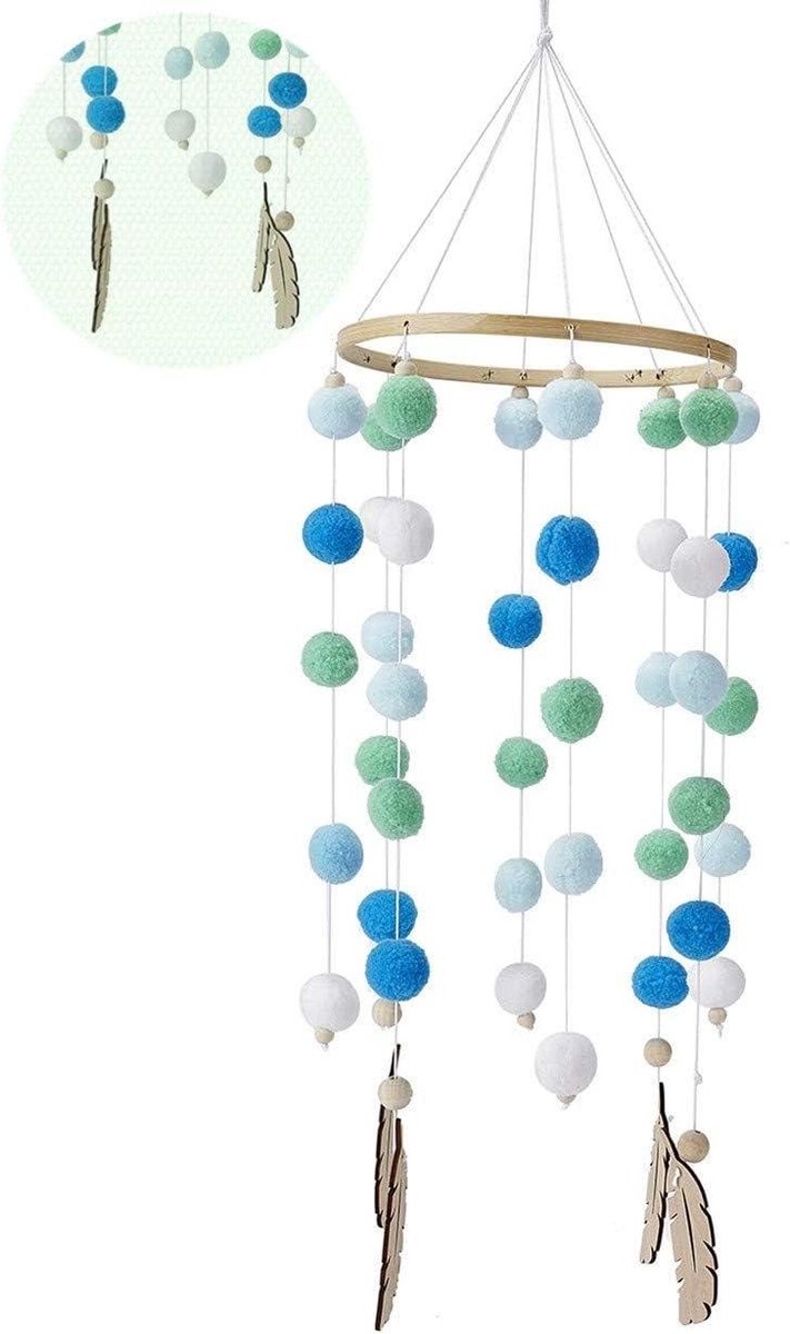 Kleurrijke kerststaldecoraties met bontballen, veren, houtspanen en windspellen - TheLau bedklokken en fotosteunen.