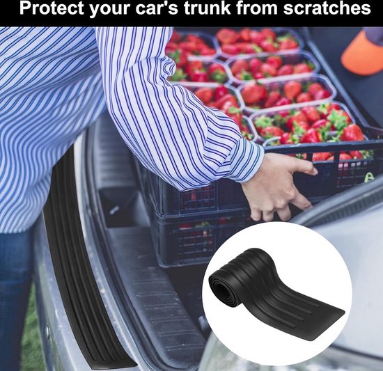 Persoon laadt aardbeien in een auto, beschermstrip op bumper voorkomt krassen.