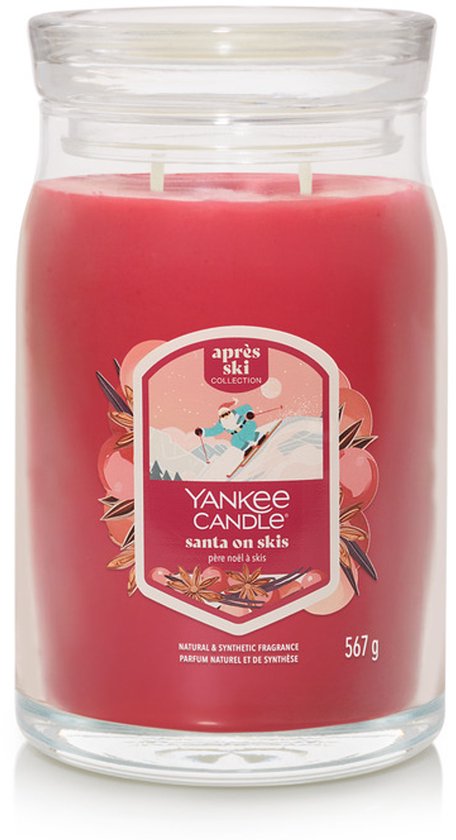 Grote Yankee Candle "Santa on Skis" geurkaars in een glazen pot met rode was. Gedeeltelijk etiket toont skiënde Santa.