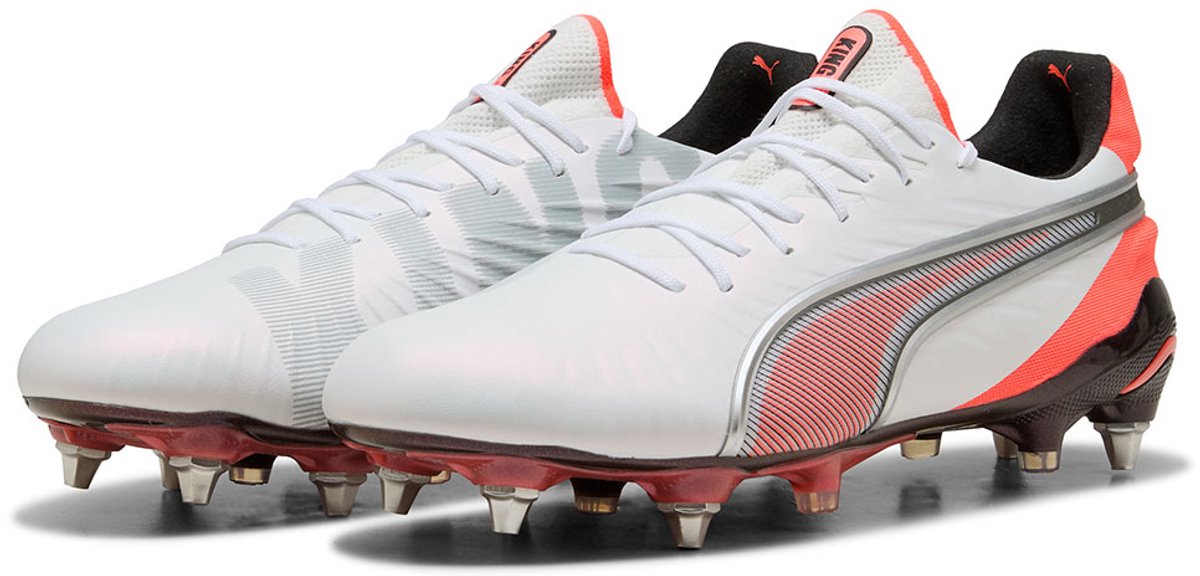 Puma King Ultimate Mxsg voetbalschoenen in wit met grijze en oranje accenten, ontworpen voor grip en comfort. EU 43.
