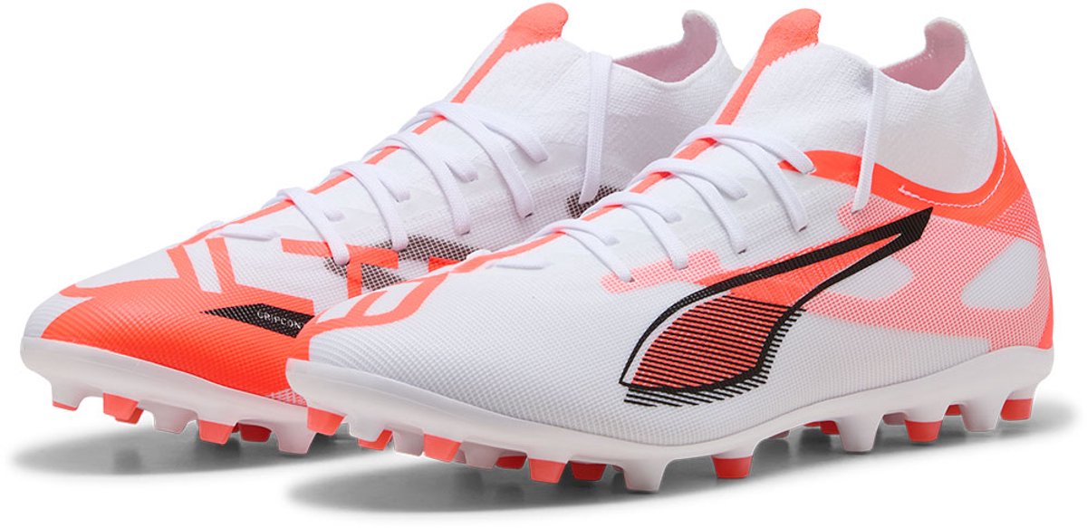 Puma Ultra 5 Match+ Mg voetbalschoenen in wit met oranje details, lichtgewicht mesh en gripcontrol voor optimale balcontrole.