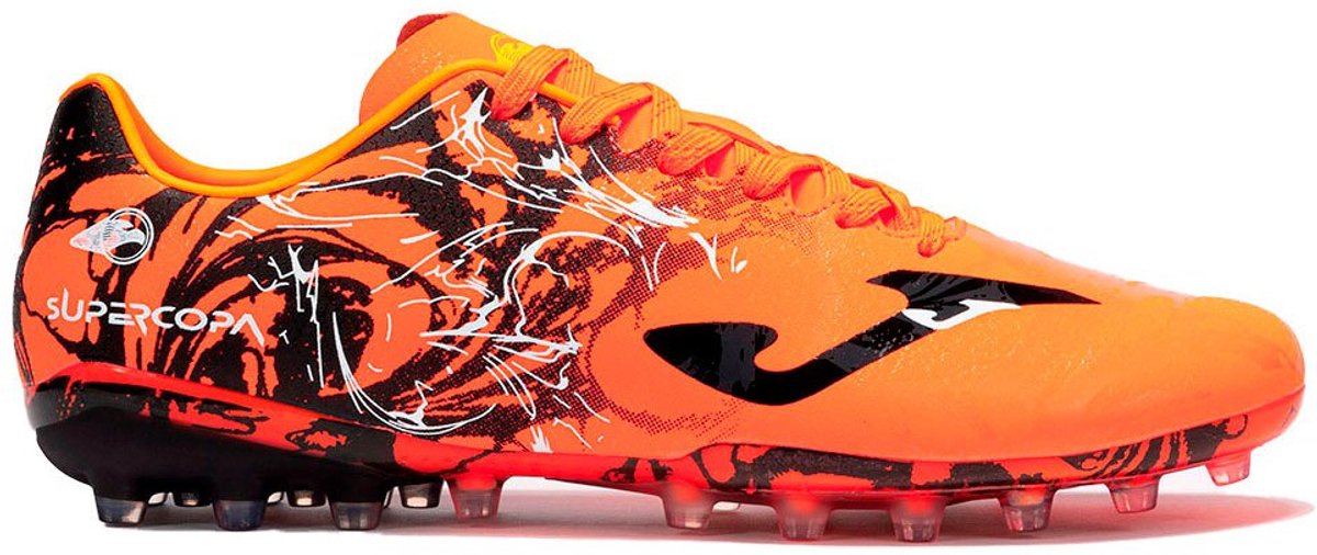 Joma Super Copa AG voetbalschoenen in fel oranje met zwart-witte details, ontworpen voor kunstgras en comfort. EU 44 1/2.