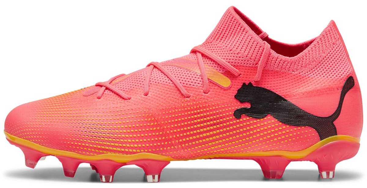 Puma Future 7 Match FG/AG voetbalschoenen in oranje met zwart logo, lichtgewicht mesh en adaptieve pasvorm. EU 41.