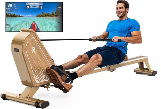 Man op gouden en houten roeimachine, terwijl een virtueel parcours wordt getoond op een scherm.