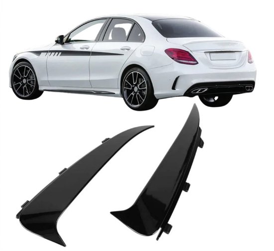 Witte Mercedes C-klasse met sportstrepen en zwarte velgen, met twee losse zwarte achterbumper vinnen.