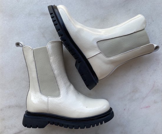Crème lakleren chelsea boots met dikke zwarte zolen en elastische zijpanelen.