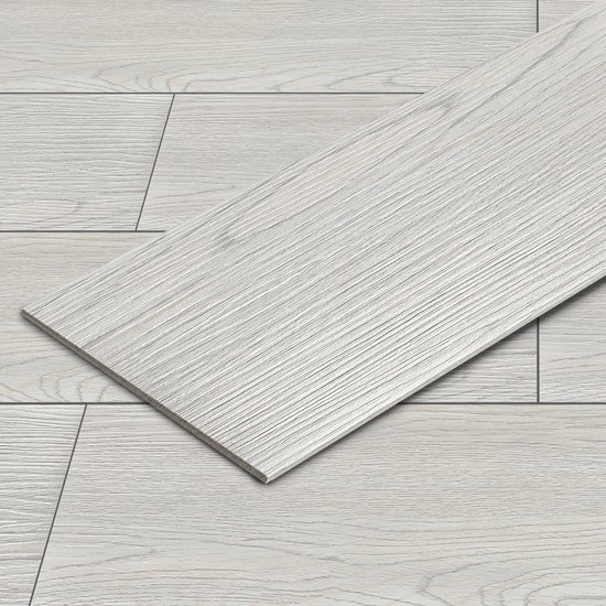 Gedetailleerde foto van een lichte PVC-vloerplank met houtnerf op een bestaande vloer.