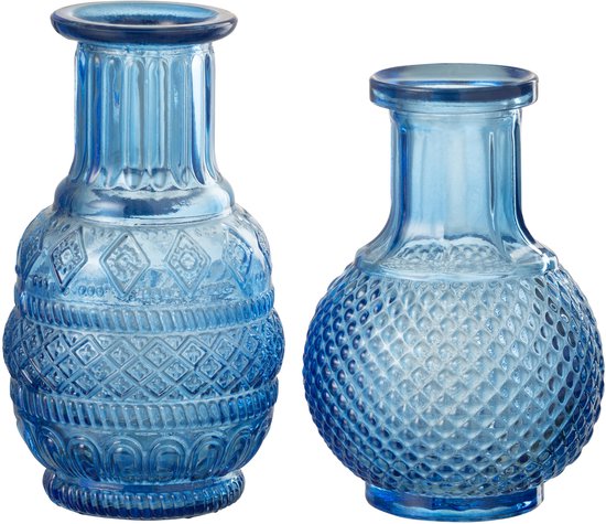 Twee blauwe glazen vazen met reliëfpatronen en ribbels.