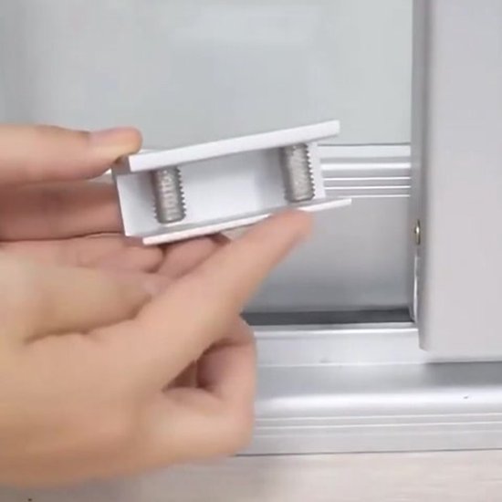 8x Raam slot - Schuifraamslot Met sleutel - Schuifdeurblokkering - Window lock - Beveiliging - raam - Kinderslot - Schuifraam - Deurslot - Slot - Binnenhuis - Houd uw huis veilig - Verstelbaar raamslot - Geschikt voor schuifdeuren en ramen - 60MM