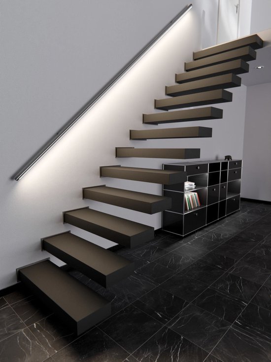 Moderne zwevende trap met antracietgrijze treden en een geïntegreerde lichtstrip.
