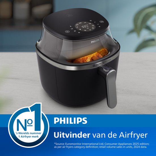 Zwarte Philips Airfryer met kijkvenster, met een goudbruin gebraden kip zichtbaar. Links de 'Nr 1 Werelds nummer 1 Airfryer merk' badge.
